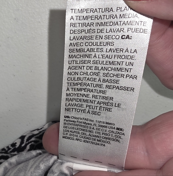 Chico's Monochrome Geometric Button-Down Shirt No Iron Stretch Ikat Size 2 (L) - Picture 6 of 7